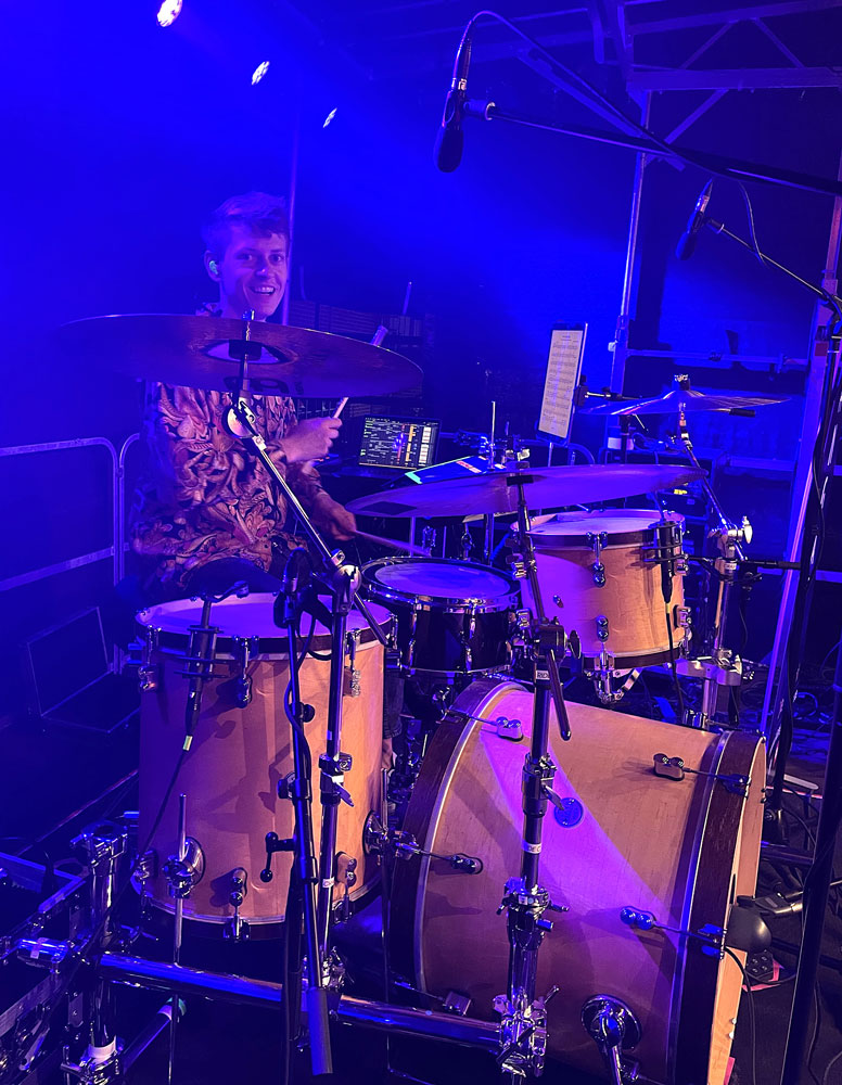 Schlagzeuger violettes Bühnenlicht