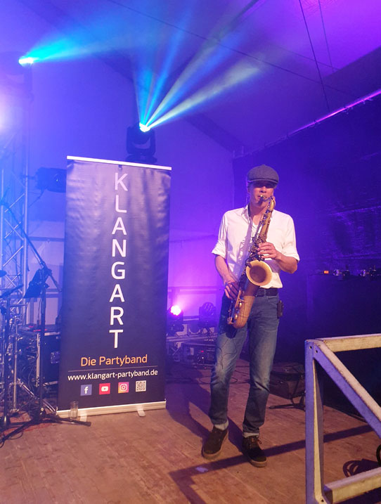Saxophonist buntes Bühnenlicht Partyband KlangArt
