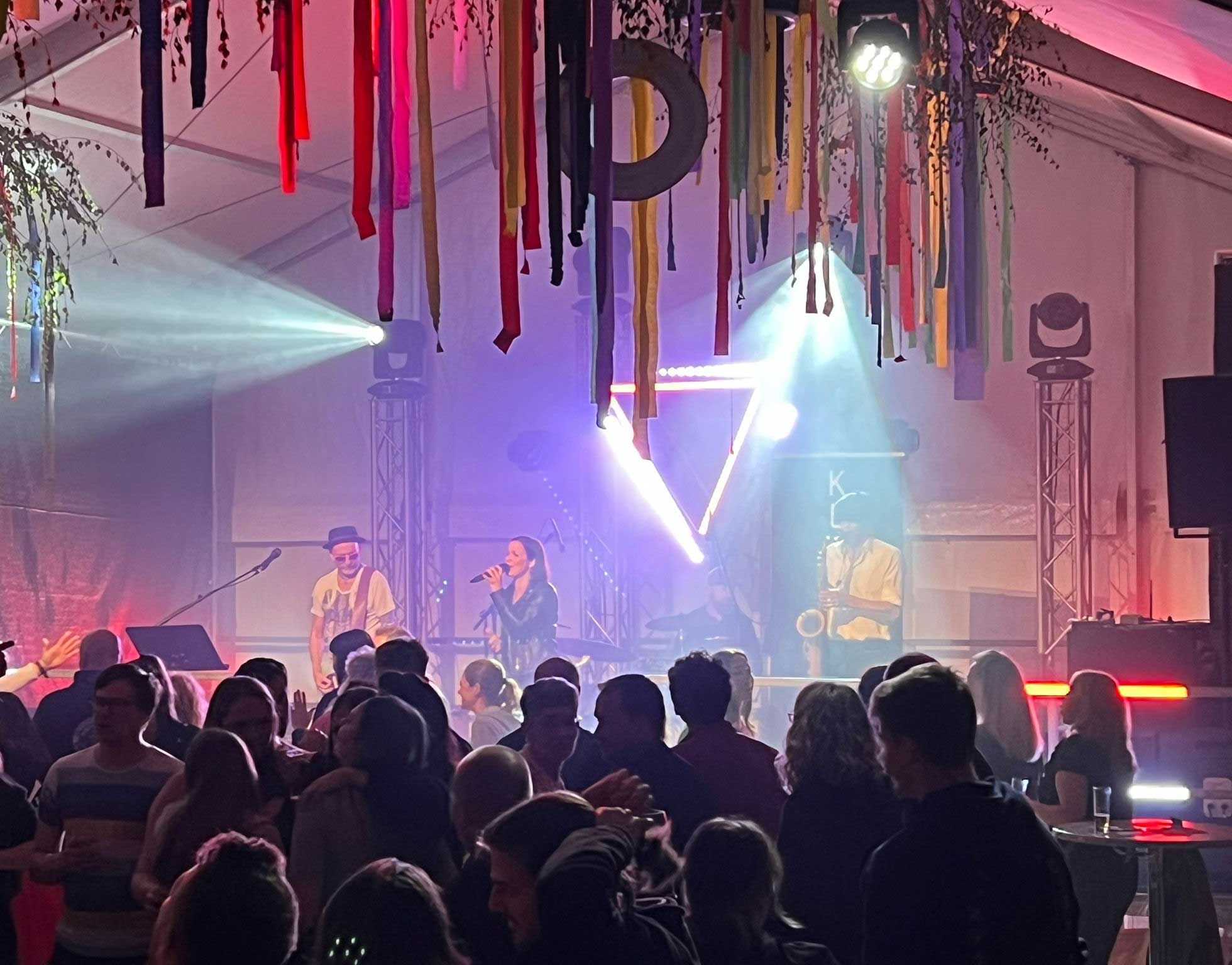 Livekonzert Publikum vor der Bühne