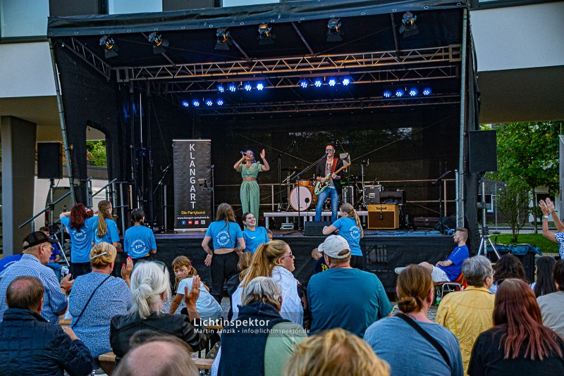 Livekonzert tanzende Menschen vor der Bühne