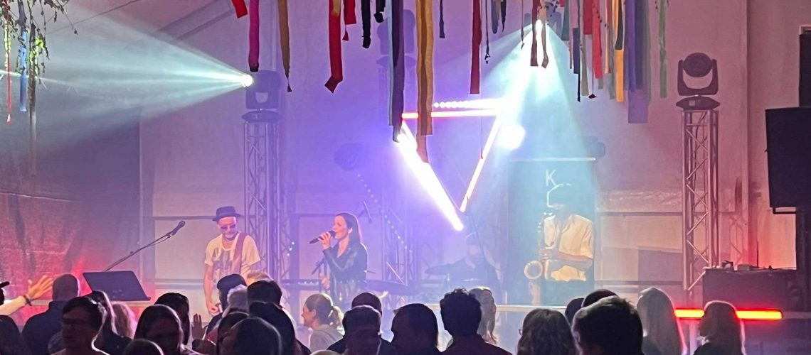 Livekonzert Publikum vor der Bühne