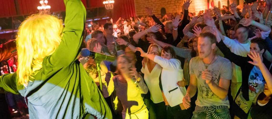 Feierndes Publikum