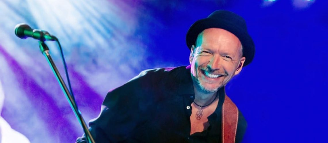 Jon Rosenau, Gitarrist und Sänger der Band live auf der Bühne