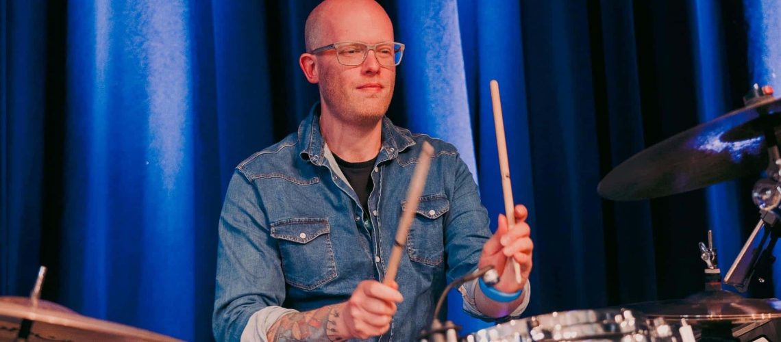Steffen, Schlagzeuger der Band, live auf der Bühne am Schlagzeug